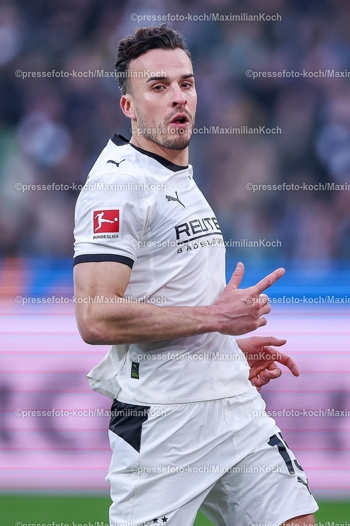 BMG13122502024 | 13.12.2025, Fußball, Borussia Mönchengladbach - VfL Wolfsburg, 1. Fußball Bundesliga, 14.Spieltag, Borussia-Park, Saison 2025 2026: Haris Tabakovic&nbsp;(Borussia Mönchengladbach #15) gestikulierend auf dem Spielfeld   DFB regulations prohibit any use of photographs as image sequences and or quasi-video.
