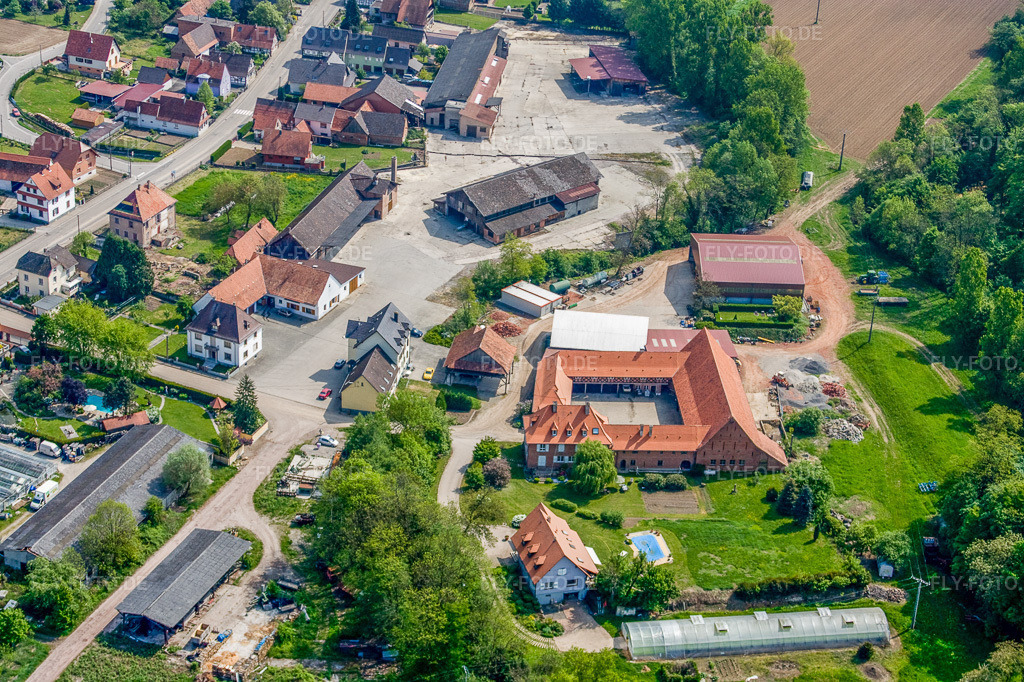 Luftbild: Ferme Fleckenstein mit Biscuit Vanille – Biscuits personnalisés & ateliers créatifs und Entreprise SCHMITT in Hatten im Bundesland Bas-Rhin in Frankreich.Foto: IMG_18117.jpg vom 03.05.2009 durch Werner Riehm/FLY-FOTO.deAuflösung des Originals: 4161 x 2773 pxWWW.BISCUIT-VANILLE.FR