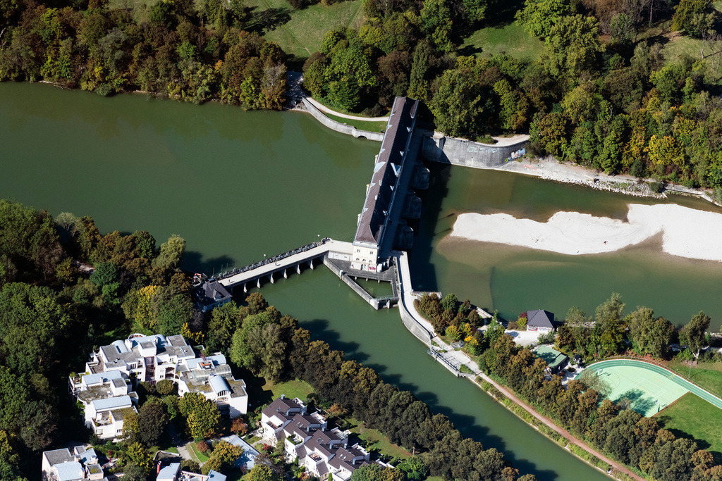 dr__0092925.jpg | MüNCHEN 01.10.2021 Stauwehr in Oberföhring im München im Bundesland Bayern. Das Einlaufbauwerk des Mittlere-Isar-Kanals, verbindet den nördlichen Teil des Englischen Gartens mit dem östlich der Isar gelegenen Stadtteil.  Unterhalb des Wehrs ist ein Kraftwerk. Betreiber ist Uniper. Weiterführende Informationen bei: Uniper SE. // Armed forces in Oberfoehring in Munich, Bavaria. The inlet of the Middle Isar Canal connects the northern part of the English Garden with the district east of the River Isar. Below the weir is a power station. Further information at: Uniper SE. Foto: Daniel Reiter