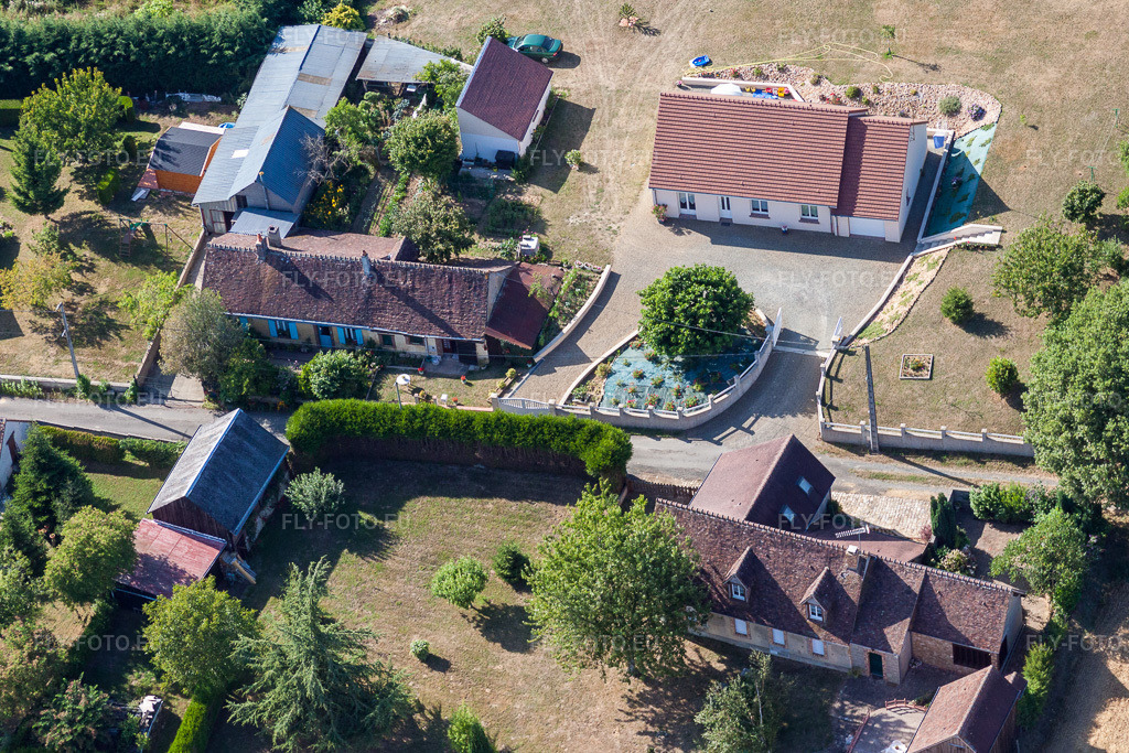Vue aérienne: Vue de la ville à Coudrecieux dans le département Sarthe, France. Photo: IMG_20152.jpg prise le 31/07/2009 par Werner Riehm/FLY-FOTO.euRésolution de l'original: 3833 x 2555 px