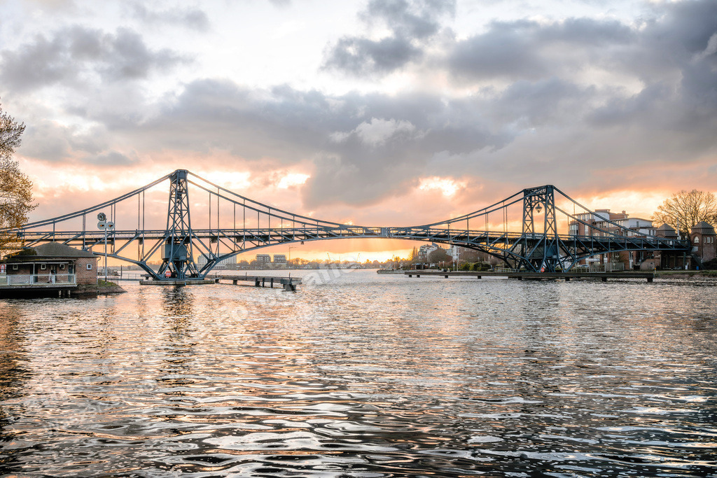 114 Wilhelmshaven KW-Brücke - 11-04-2023 -R Ganske | Onlineshop mit Bildern von Stränden, Häfen und Meer. Leinwände, Poster, Kalender und andere Materialien erhältlich. Kommerzielle Lizenzen möglich.  - Realisiert mit Pictrs.com