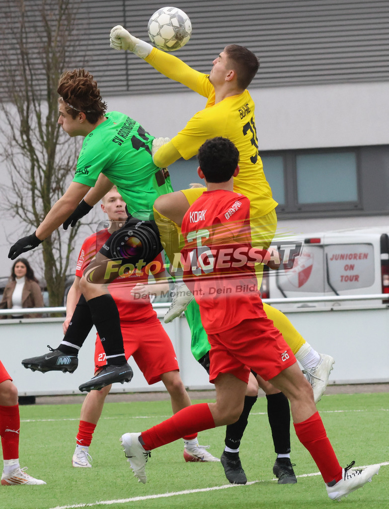 SV Rödinghausen - FC Iserlohn | Auf dem Bild zu sehen: grün SV Rödinghausen: Lukas Becker ; rot FC Iserlohn: Antonio BuhicSV Rödinghausen, FC Iserlohn, Saison 25/26, B-Jugend Westfalenliga, Deutschland - Realisiert mit Pictrs.com