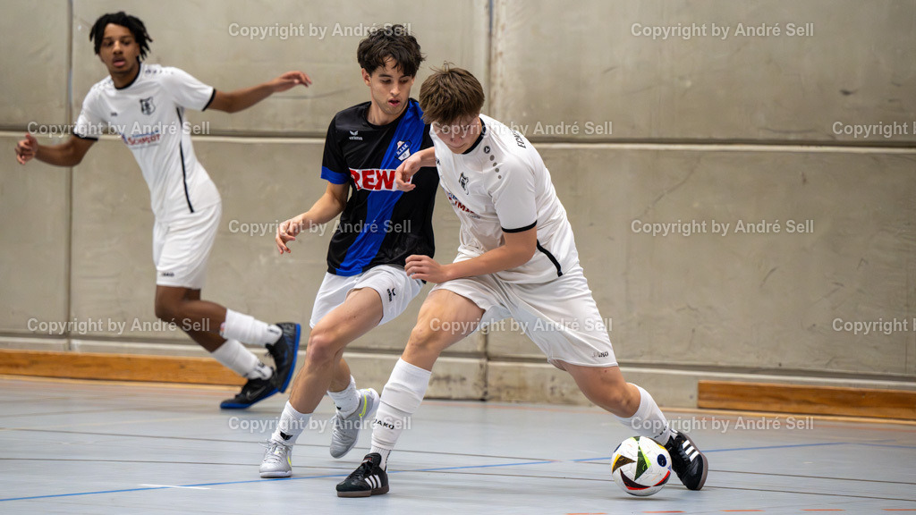 20250118_7061 | 21. A-Jugend-Turnier des VfR Neumünster um den KulturLokschuppen-Pokal 2025, HF 1 - Niendorfer TSV (schwarz) vs. Eckernförder SV (weiss), Lennard Heiduck (Niendorf #10) / Lönne Daniel (Eckernförde #8) - Realisiert mit Pictrs.com