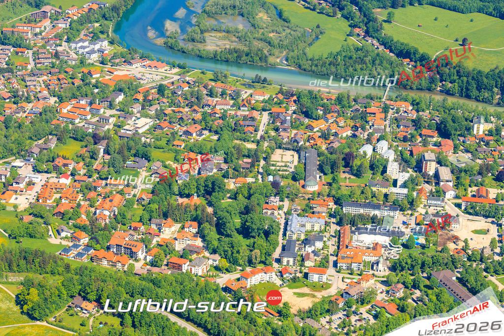 Die Luftaufnahme der Stadt Bad Tölz wurde vom UL-Flugzeug heraus erstellt ( keine Drohne )- hohe Auflösung für beste Qualität