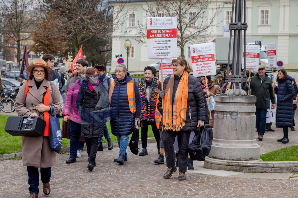RR5M5928 | 29.NOV.24-Protestmarsch gegen Gewalt-Copyright: Katholische Kirche Kärnten/Denk Dich Neu/Trainproduction/Matthias Trinkl