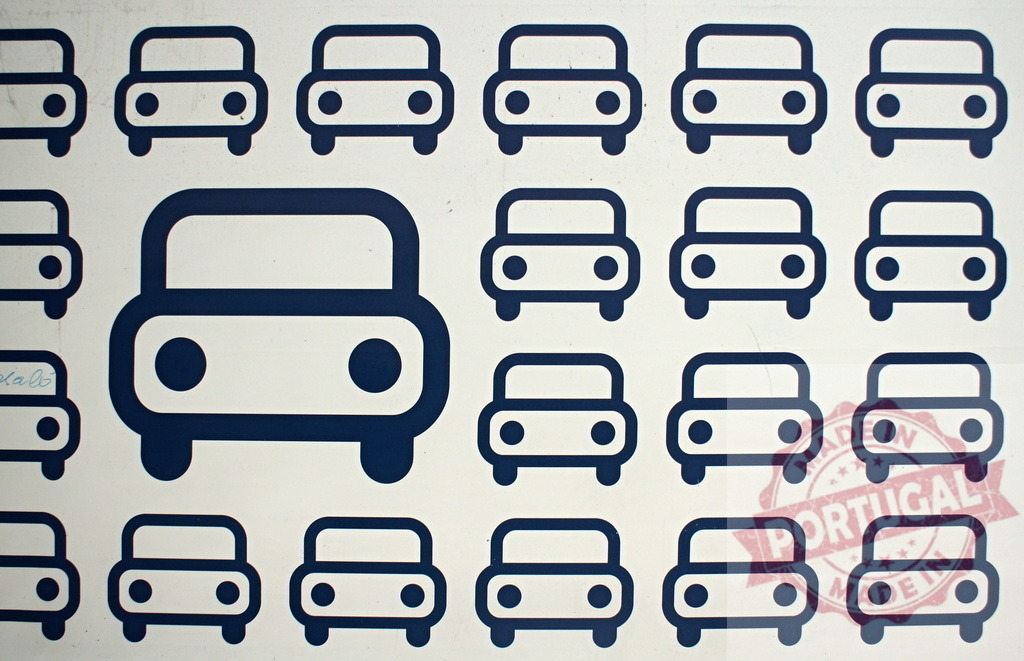 Car icon pattern representing parking lot full | Repeating car icons with one larger icon standing out on a white surface - Realized with Pictrs.com
