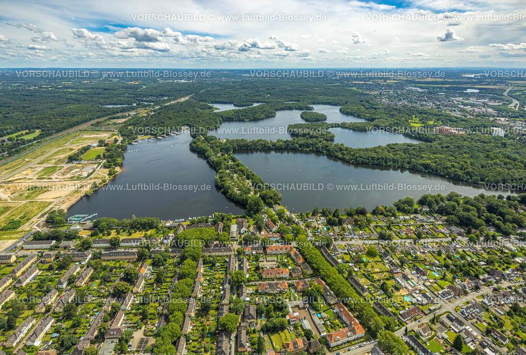 Duisburg240703711-Sued | Luftbild, Duisburg-Süd, Alt-Wedau und Sechs-Seen-Platte mit Waldgebiet, Naherholungsgebiet, Fernsicht und blauer Himmel mit Wolken, Wedau, Duisburg, Ruhrgebiet, Nordrhein-Westfalen, Deutschland