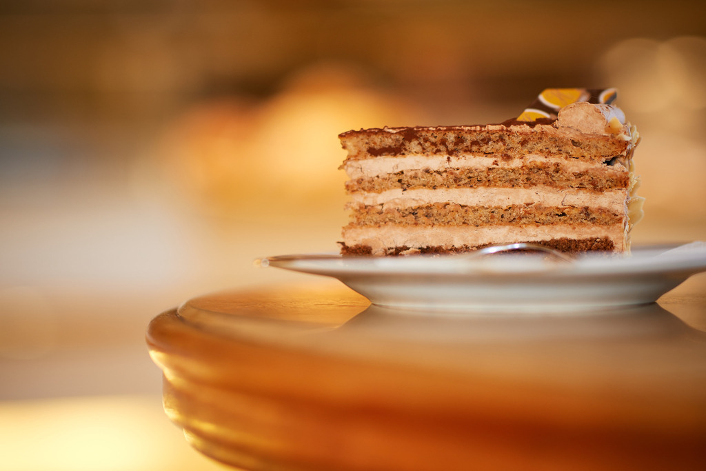 Cafe Hübler | Wien, Austria - January 16, 2019: Cafe Hübler; eine Hüblertorte steht auf dem Tisch im Verkaufsraum. - Realisiert mit Pictrs.com