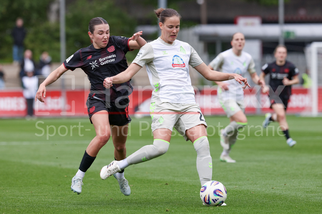 Fussball, Google Pixel Frauen-Bundesliga, Bayer 04 Leverkusen - SV Werder Bremen | v.li.: Loreen Bender (Bayer 04 Leverkusen, 19) und Hanna Nemeth (SV Werder Bremen, 23) im Zweikampf, Duell, Dynamik, Aktion, Action, Spielszene, DIE DFB-RICHTLINIEN UNTERSAGEN JEGLICHE NUTZUNG VON FOTOS ALS SEQUENZBILDER UND/ODER VIDEOÄHNLICHE FOTOSTRECKEN. DFB REGULATIONS PROHIBIT ANY USE OF PHOTOGRAPHS AS IMAGE SEQUENCES AND/OR QUASI-VIDEO.