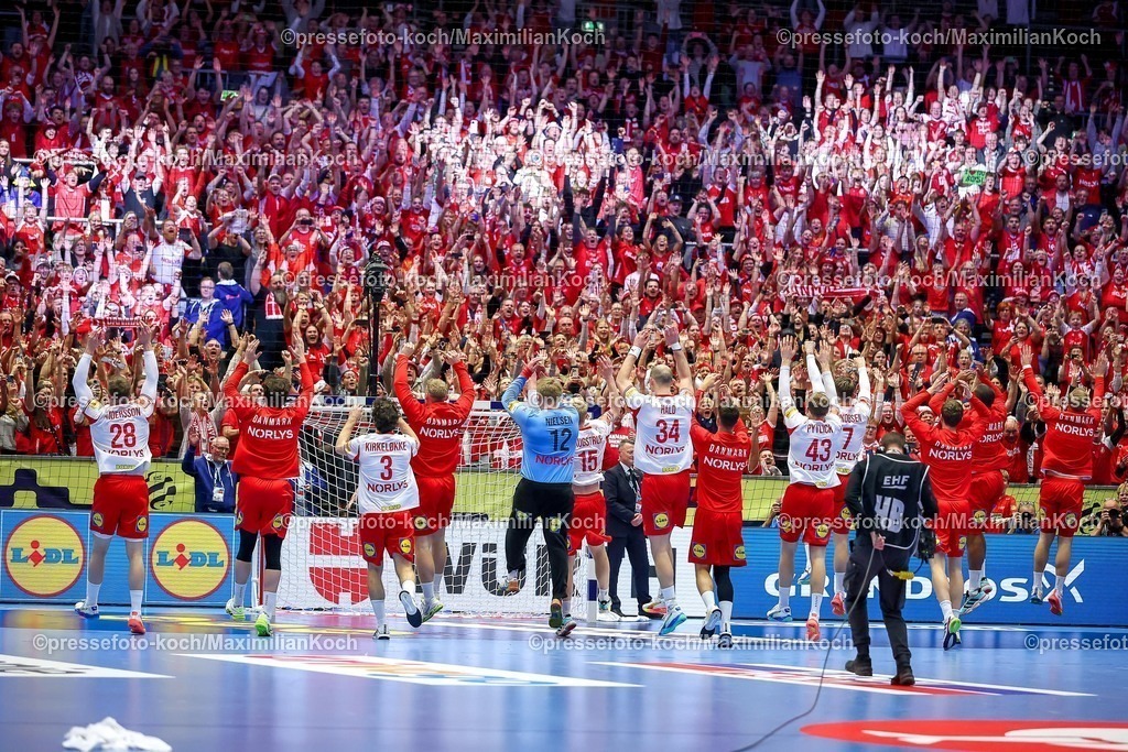 EHF22012603132 | 22.01.2026, Handball, Men's EHF EURO 2026, Frankreich - Dänemark, Jyske Bank Boxen in Herning, Dänemark, Main Round: Abschlussjubel nach dem Sieg Dänemarks gegen Frankreich. 