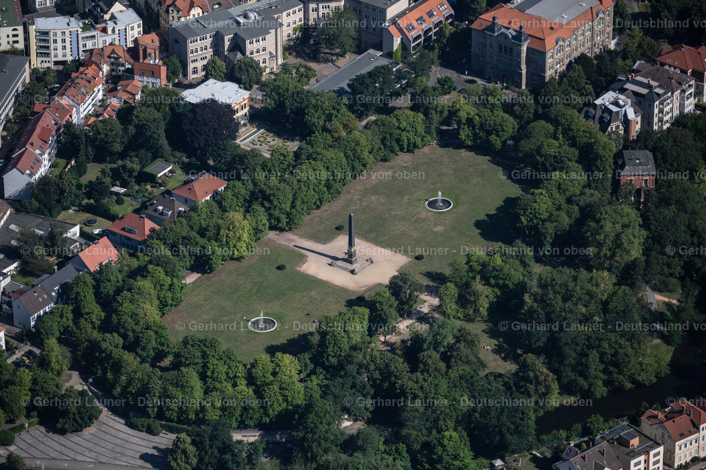 4035216 | BRAUNSCHWEIG 31.07.2020 Parkanlage Löwenwall mit dem Obelisk auf dem Löwenwall in Braunschweig im Bundesland Niedersachsen, Deutschland. // Park of Loewenwall with dem Obelisk on Loewenwall in Brunswick in the state Lower Saxony, Germany. Foto: Gerhard Launer