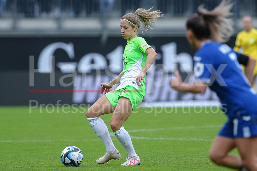 Fussball, Google Pixel Frauen-Bundesliga, VfL Wolfsburg - TSG 1899 Hoffenheim | v.li.: Kathrin Hendrich (Kathy, VfL Wolfsburg, 4) am Ball, Einzelbild, Ganzkörper, Aktion, Action, Spielszene, DIE DFB-RICHTLINIEN UNTERSAGEN JEGLICHE NUTZUNG VON FOTOS ALS SEQUENZBILDER UND/ODER VIDEOÄHNLICHE FOTOSTRECKEN. DFB REGULATIONS PROHIBIT ANY USE OF PHOTOGRAPHS AS IMAGE SEQUENCES AND/OR QUASI-VIDEO.