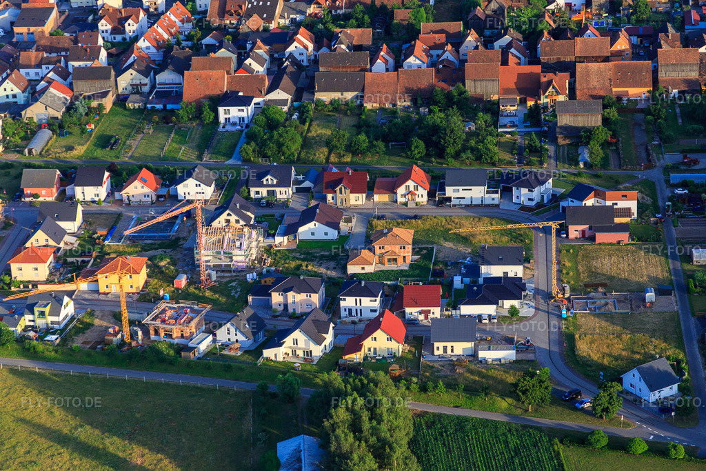 Luftbild: Neubaugebiet Pfarrer-Anselmann-Straße in Hatzenbühl im Bundesland Rheinland-Pfalz in Deutschland. Foto: IMG_080880.jpg vom 13.06.2015 durch Werner Riehm/FLY-FOTO.de