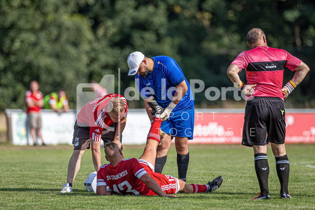 Stadensen - Maaß_ Marc (verletzt am Boden_ TW Badr Ou-Midou hält sein Bein)  vs Wrestedt 090825 dlP | immodelaporte-sportfotos - Realisiert mit Pictrs.com
