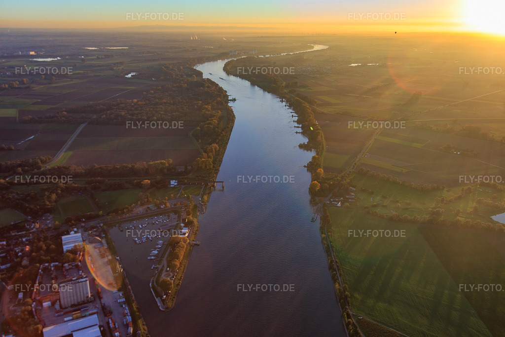 Luftbild: Verlauf der Rheins nach S am Gernsheimer Rheinhafen von Norden in Gernsheim im Bundesland Hessen in Deutschland. Foto: IMG_075100.jpg vom 18.10.2014 durch Werner Riehm/FLY-FOTO.de