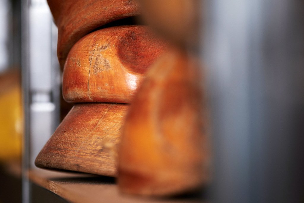 Biester Hutmode | WIen, Austria - November 06, 2019: Biester Hutmode; Holz-Hutmacherform. - Realisiert mit Pictrs.com