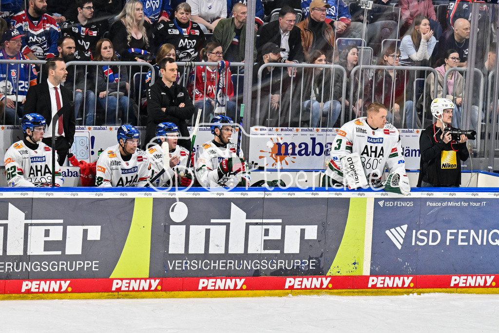 Adler Mannheim - Augsburger Panther | MANNHEIM, DEUTSCHLAND - 25. FEBRUAR: im Bild die Bank der Gäste mit Ersatzkeeper Markus KELLER (Augsburger Panther 3) / während dem Match zwischen den Adler Mannheim und den Augsburger Panthern am 45. Spieltag der Penny DEL in der SAP Arena