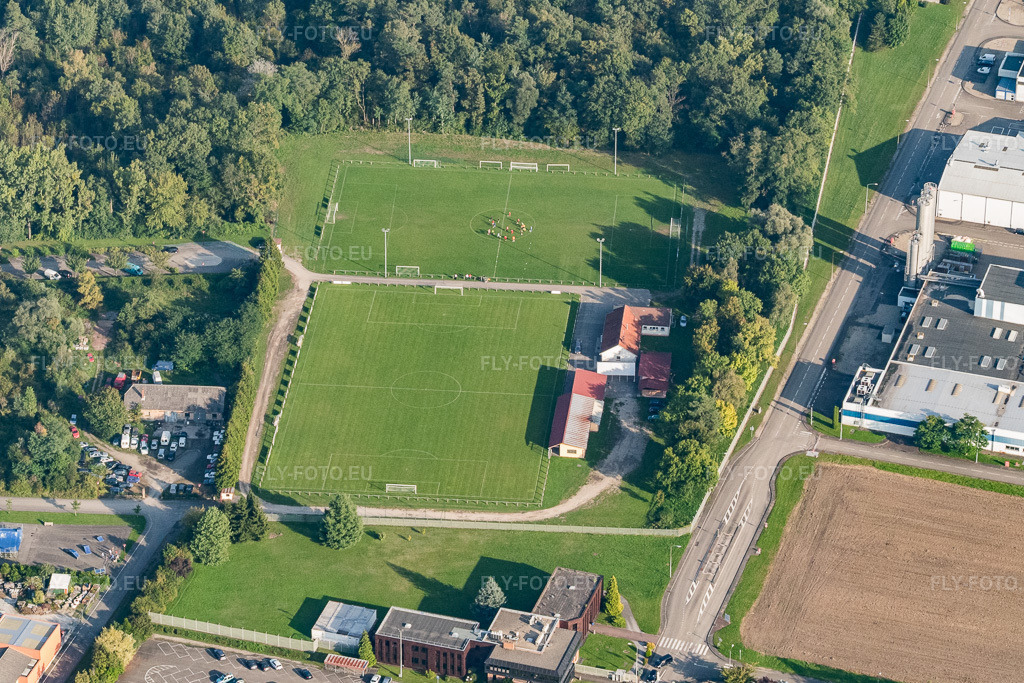 Vue aérienne: Stade de football de Drusenheim et Stade municipal Jean Moulin à Drusenheim dans le département Bas Rhin, France – .Photo: P1000956.jpg prise le 15/09/2014 par Werner Riehm/FLY-FOTO.eu – Résolution de l'original: 4969 x 3313 px