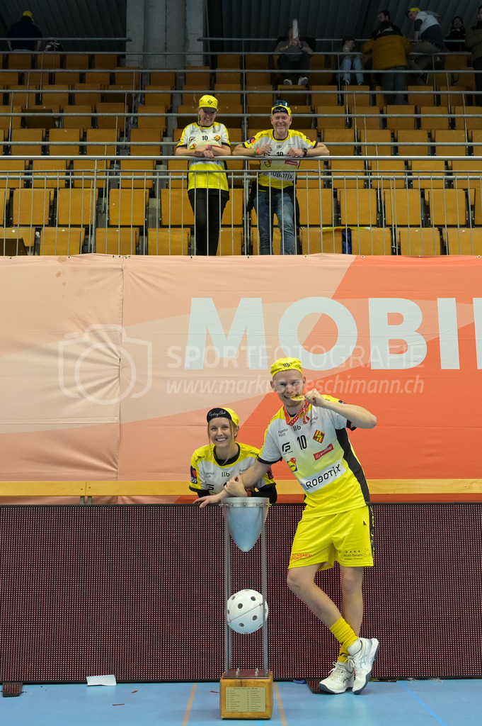 Zug United vs HC Rychenberg - 22. February 2025 | Zug United vs HC RychenbergSporthalle Wankdorf, BernMarkus Lindgjerdet (#10 HC Rychenberg Winterthur) mit Familie und Pokal.Bild: Sportfotografie Markus Aeschimann | www.markus-aeschimann.ch - Realisiert mit Pictrs.com