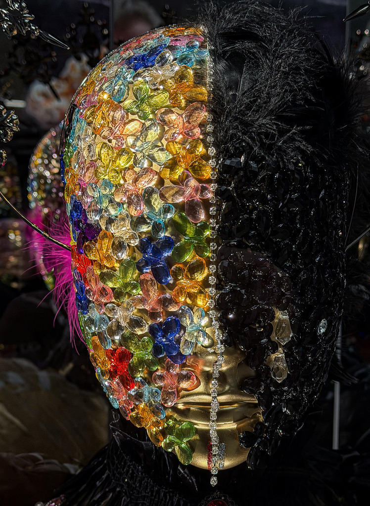 Glass Face – Abstraktes Glaskunst-Objekt | Faszinierendes Zusammenspiel aus Licht, Farbe und Transparenz. Diese makrofotografische Kunstaufnahme fängt die bunten Reflexionen und feinen Strukturen einer abstrakten Glasskulptur in Gesichtsform ein. Ein hochemotionaler, moderner Eyecatcher, der als großformatiger Fine Art Print oder edles Acrylglas perfekt in minimalistische Wohnbereiche, Lounges oder kreative Büros passt. - Realisiert mit Pictrs.com