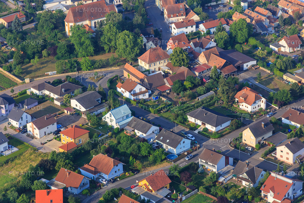 Luftbild: Raiffeisenstr in Zeiskam im Bundesland Rheinland-Pfalz in Deutschland. Foto: IMG_080616.jpg vom 12.06.2015 durch Werner Riehm/FLY-FOTO.de