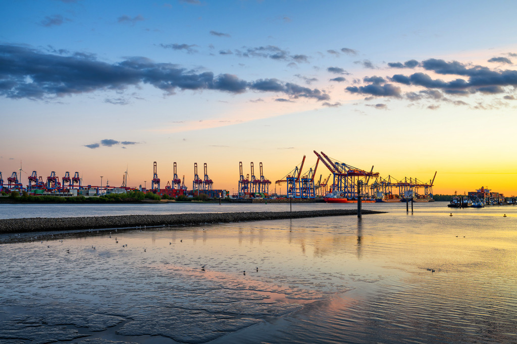 hamburger hafen abendlicht an der elbe bild auf leinwand acrylglas | Kaufen Sie Hamburg Bilder und Hamburg Fotos auf Leinwand, Acrylglas, Alu-Dibond, oder als Poster in Hamburgs großer Onlinegalerie. Elbphilharmonie Bilder, Hamburger Hafen, Speicherstadt, Alster und viel mehr.