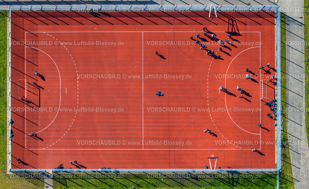 Hamm230400049 | Luftbild, Fußballplatz Mark mit rotem Spielfeld der Realschule Mark, Uentrop, Hamm, Ruhrgebiet, Nordrhein-Westfalen, Deutschland