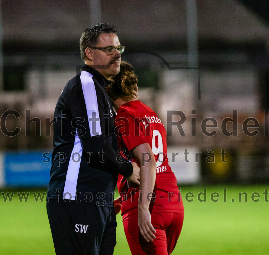 2023-10-21_088_FC_Forstern_gegen_FC_Ezelsdorf | Forstern, Deutschland, 21.10.2023:
Fußball, Frauen Bayernliga 2023 / 2024, 8. Spieltag, FC Forstern gegen FC Ezelsdorf, Endergebnis: 2:1

Trainer Sebastian Wiese (FC Forstern), Franziska Stimmer (FC Forstern, #9)

Foto: Christian Riedel / fotografie-riedel.net