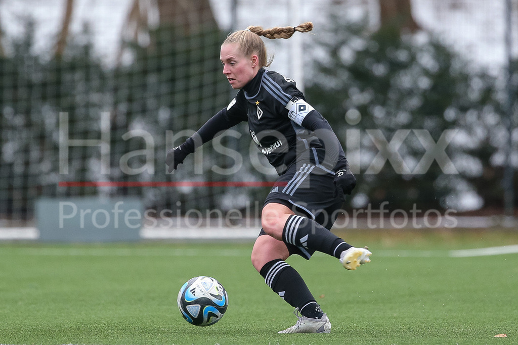 Fussball, Testspiel Frauen, Hamburger SV - Holstein Kiel | v.li.: Sarah Stöckmann (Hamburger SV, 22) am Ball, Freisteller, Einzelbild, Ganzkörper, Aktion, Action, Spielszene