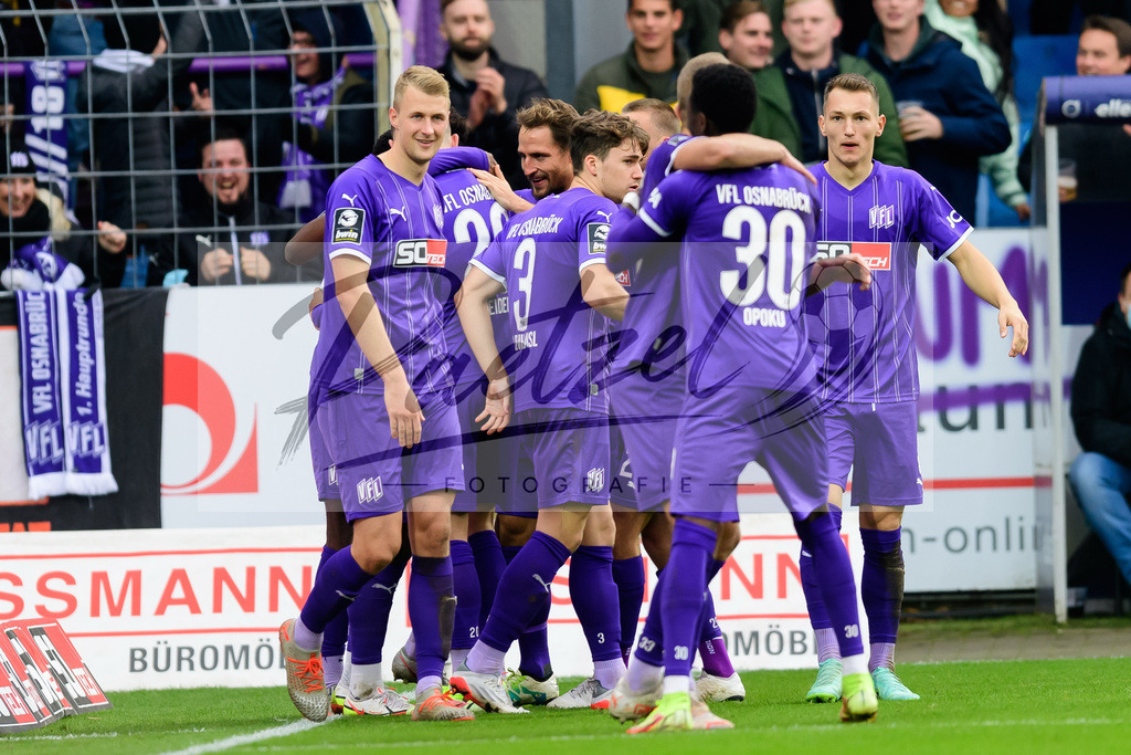 OSNTSV20211106_095 | Fussball, Herren: Ba-Muaka Simakala (VfL Osnabrueck) Torjubel, jubelt mit seiner Mannschaft nach dem Treffer zum 2:1 bei dem Spiel der 3. Liga zwischen VfL Osnabrueck und TSV 1860 Muenchen im Stadion an der Bremer Bruecke am 06.11.2021 in Osnanbrueck, Deutschland.DFB / DFL REGULATIONS PROHIBIT ANY USE OF PHOTOGRAPHS AS IMAGE SEQUENCES AND/OR QUASI-VIDEO. - Realisiert mit Pictrs.com