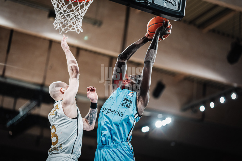 Basketball | Männer | Saison 2024/2025 | easyCredit Basketball Bundesliga | 14. Spieltag | Veolia Towers Hamburg vs. Basketball Löwen Braunschweig | 30.12.2024 | v.l. Arnas Velicka (#8, Basketball Löwen Braunschweig) und Kur Kuath (#23, Veolia Towers Hamburg)