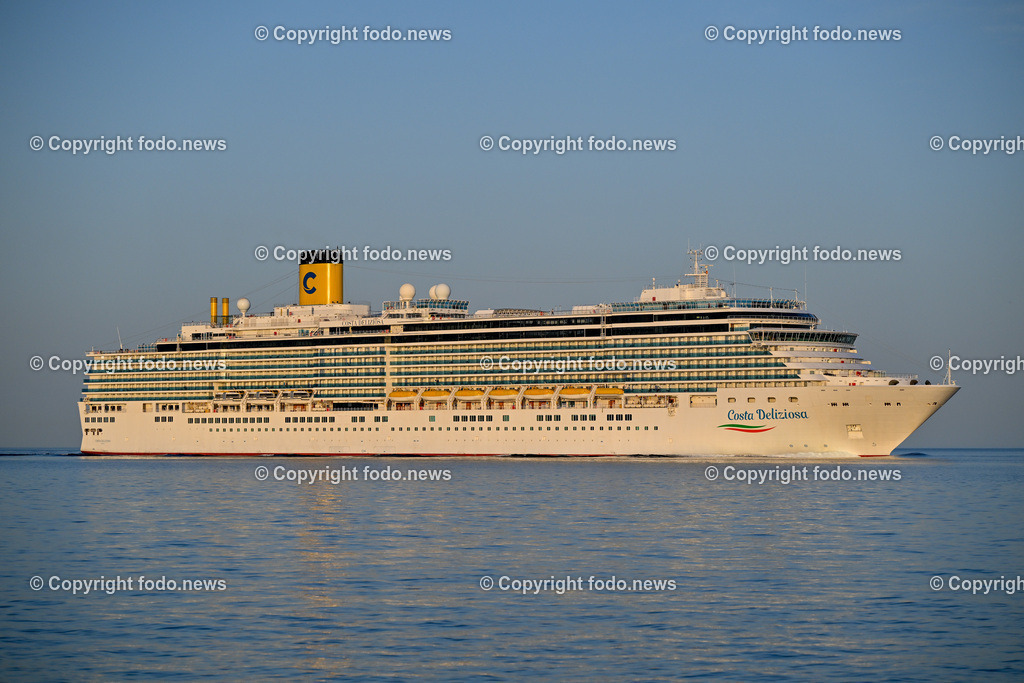 Kroatien_ Brac_ Insel in Dalmatien_ Milna_ 29.07.2025-3 | 29.07.2025, Kroatien, HRV, Brac, Insel in Dalmatien, Milna im Bild Themenbild, Kreuzfahrtschiff, Schiff, Durchfahrt Splitska Vrata zwischen den Inseln Solta und Brac, in der Morgen Sonne, Sonnenaufgang, Meer, Adria, Touristen, Tourismus, Urlaub, Feature, SymbolbildDie Costa Deliziosa ist ein mittelgroßes Kreuzfahrtschiff der italienischen Reederei Costa Kreuzfahrten. Es wurde 2010 in Dienst gestellt und bietet Platz für bis zu 2.826 Passagiere.