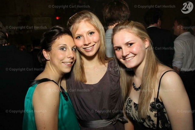 Feiernde | High End Portraits. Einzelportrait Paarportrait Gruppenportrait Künstlerportrait Bandportzait Bühnenfotografie Fashion Lifestyle Urbanlife  - Realisiert mit Pictrs.com