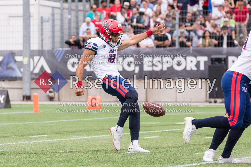American Football, Saison 2022, European League of Football (ELF), Hamburg Sea Devils - Istanbul Rams, 31.07.2022, 9. Gameweek | Eric Schlomm (#8, Sea Devils, Kicker)