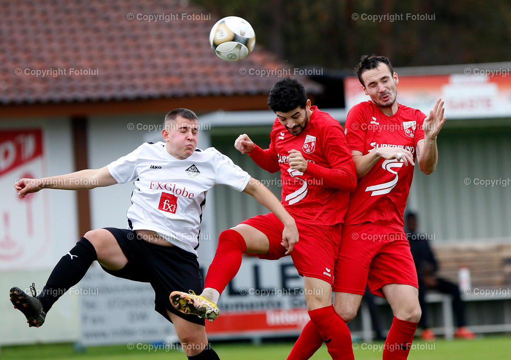 A_LUI_221022_01 | SPORT,FUSSBALL,LT1 OOE LIGA ASKOE OEDT-ATSV STADL-PAURA 22.10-2022 IM BILD: BUENYAMIN KARATAS,FLORIAN MADLMAYR (BEIDE OEDT) UND VADIM BOGDAN (STADL-PAURA) FOTO:FOTOLUI