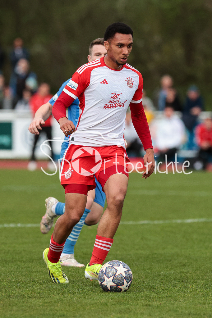 FV Illertissen - FC Bayern Amateure | im Duell Tobias RUEHLE (FVI #31) und Vincent MANUBA (FCB #20) / Zweikampf