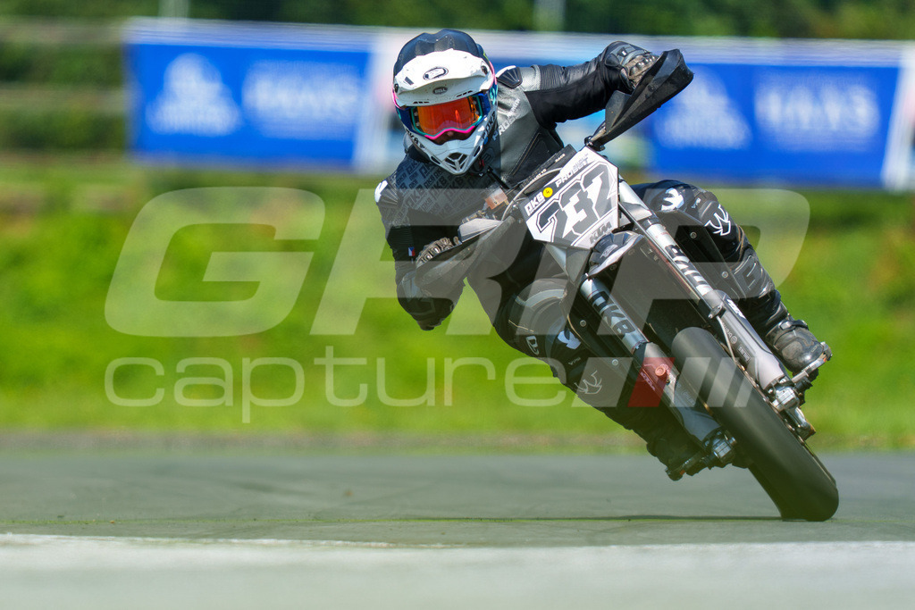 G-Cup + Supermoto Staatsmeisterschaft + Hungarian Supermoto Championship | GRIPcapture steht für authentische Sportfotografie in Österreich – für Momente, die mehr sind als Geschwindigkeit oder Ergebnis. Es geht um Emotion, Spannung, Fokus und den Augenblick, der oft nur einen Wimpernschlag dauert.Ob Motorsport, Teamsport oder 