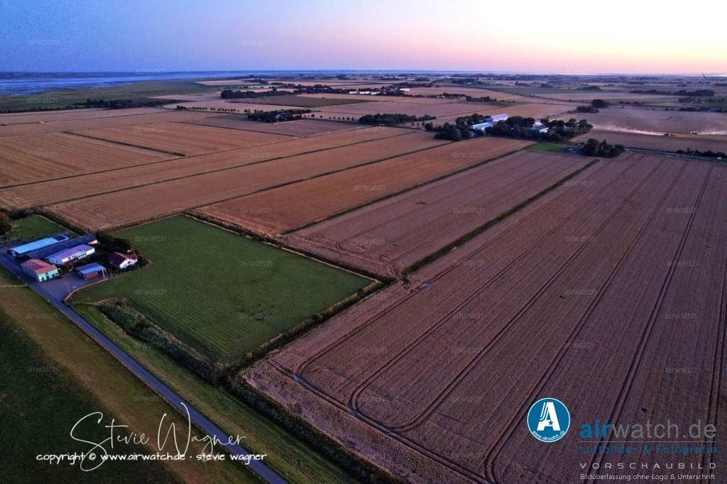 Nordsee, Nordfriesland, Nordstrand, Pohnshalligkoog - airwatch.de | Der Pohnshalligkoog ist der jüngste bewohnte Koog der Halbinsel Nordstrand in Schleswig-Holstein. Er ist als Ortsteil der Gemeinde Nordstrand angehörig. Die Pohnshallig, eine ehemalige Hallig, wurde durch die Burchardiflut im Jahre 1634 von der Insel Alt-Nordstrand abgerissen. Im 18. und 19. Jahrhundert wurden sukzessive ehemalig besiedelte Landstriche neu bedeicht und die Insel Stück für Stück neu in Richtung Osten ausdehnte. Im Jahr 1924 erfolgte die Eindeichung der Pohnshallig, nachdem die unbewohnte Hallig zeitweise durch die Schobüller zur Heugewinnung genutzt worden war.