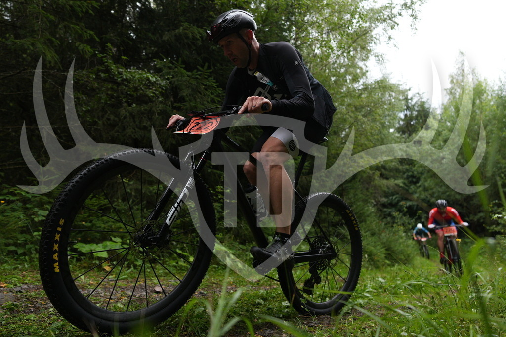 A6703435 | Fotogalerie der Treibjagd im Dunkelwald - Dein MTB Etappenrennen im Erzgebirge - Realisiert mit Pictrs.com