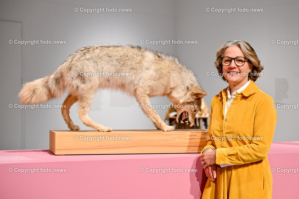 Schlossmuseum Linz_ Wolf_ 12.12.2023-3 | 12.12.2023, Schlossmuseum Linz, AUT, vom Krafttier zum Angsttier, Kulturgeschichte des Wolfes, im Bild Mona Horncastle (Kuratorin der Ausstellung)