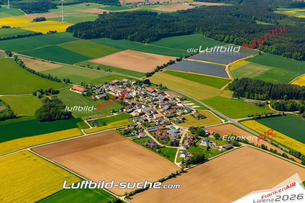 Das Luftbild zeigt : Winden Altmannstein - Die Luftaufnahme wurde 2024 vom UL-Flugzeug aus erstellt ( keine Drohne ) - Hochauflösende Luftaufnahme - Für grossformatige Ausdrucke geeignet. Die Geschenkidee !Mit Lizenz und Bildrechte bestellbar