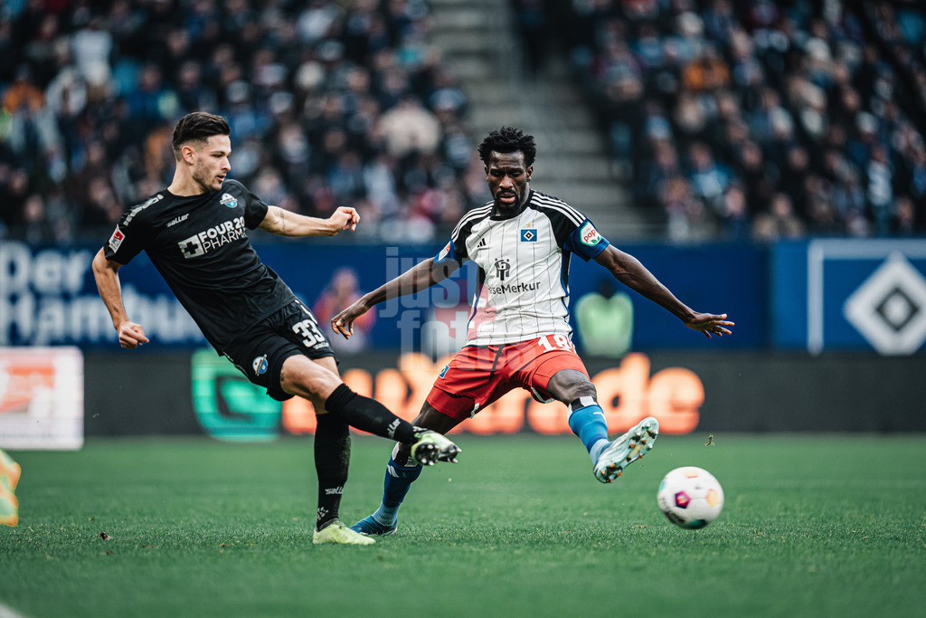 Fußball | Männer | Saison 2023/2024 | 2. Fußball-Bundesliga | 16. Spieltag | Hamburger SV vs. SC Paderborn 07 | 09.12.2023 | Marcel Hoffmeier (#33, SC Paderborn 07) spielt einen Pass an Bakery Jatta (#18, HSV) vorbei
