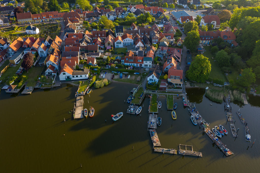 deutschland-2020-102 | Luftaufnahme der Fischersiedlung Holm in Schleswig an der Schlei. Das Bild entstand kurz nach Sonnenaufgang. An den Brücken sind die offenen Motorboote der Holmer Fischer zu erkennen. - Realisiert mit Pictrs.com