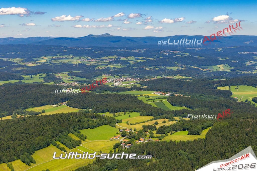 Aktuelles Luftbild von Haunstein Schöfweg - Die Luftaufnahme wurde 2022 mittels UL-Flugzeug erstellt ( keine Drohne ) - hochauflösende Kamera-Systeme von  Canon -Beste Qualität - Für grossformatige Ausdrucke geeignet. Die Geschenkidee !