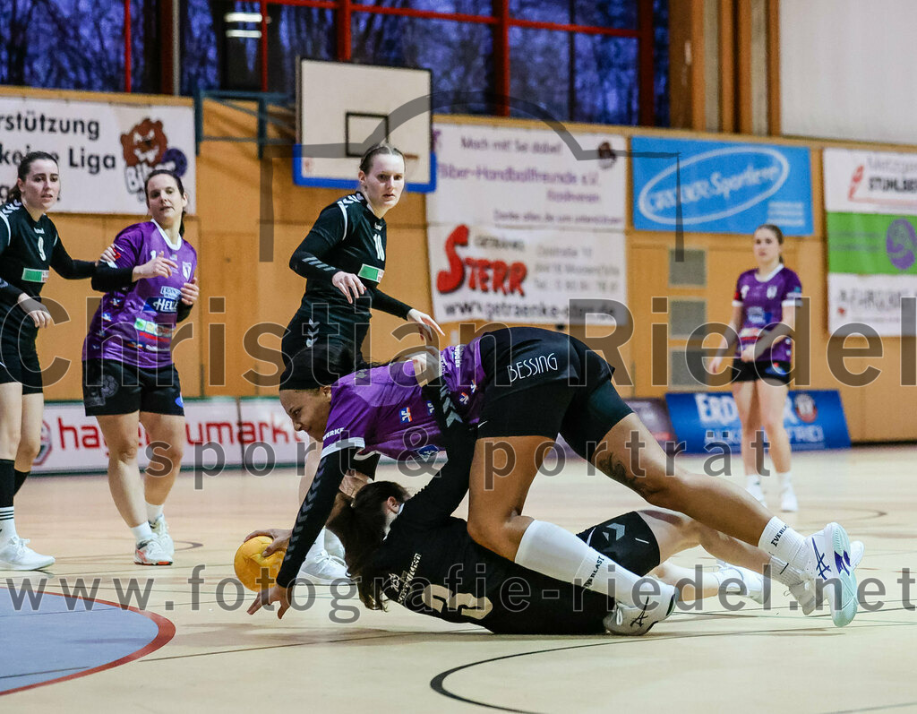 2024-01-27_032_SpVgg_Altenerding_gegen_HSG_Schwab-kirchen | Erding, Deutschland, 27.01.2024:
Handball, Bezirksoberliga Frauen Altbayern 2023 / 2024, 12. Spieltag, SpVgg Altenerding gegen HSG Schwab/kirchen, Endergebnis: 39:28

Magdalena Zähle (HSG Schwab/kirchen, #3), Nikayla Alston (SpVgg Altenerding, #11)

Foto: Christian Riedel / fotografie-riedel.net