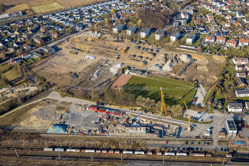 Soest250306639 | Luftbild, Baugebiet Teinenkamp, Reihenhäuser, Sportplatz Jahnplatz des TuS-Jahn Soest e.V., Neubau Wohngebiet Bergenring, Baustelle für die VHS, das DiLAS und das Kundenzentrum der Stadtwerke, Soest, Soester Börde, Nordrhein-Westfalen, Deutschland