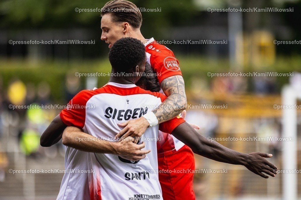 xkwi03082501015 | 03.08.2025, xkwix, Fußball, Regionalliga West, Borussia Dortmund U23 - Sportfreunde Siegen, Stadion Rote Erde: Torjubel nach dem Tor zum 0:1 durch Cagatay Kader (Sportfreunde Siegen #10)mit Josue Santo (Sportfreunde Siegen #8) 
