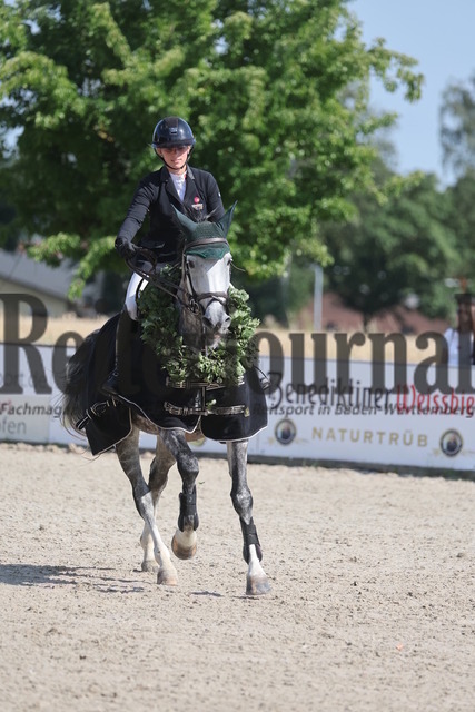 Rot am See_2024_Prfg.Nr.01_Springprüfung_Kl.S_m.Siegerrunde_Siegerehrung_Prfg.Nr.01__ (31) | Alle Fotos der Reiterjournal Fotografin Doris Matthaes im Reiterjournal Online-Fotoshop. - Realizado com Pictrs.com