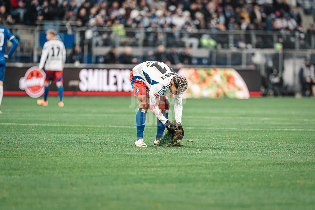 Fußball | Männer | Saison 2024/2025 | 2. Fußball-Bundesliga | 15. Spieltag | Hamburger SV vs. SV Darmstadt 98 | 08.12.2024 | Ransford Königsdörffer (#11, HSV) repariert ein Stück Rasen