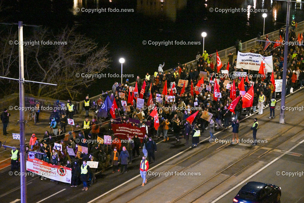 Demonstration gegen Burschenbundball in Linz_ 03.02.2024-11 | 03.02.2024, Stadt Linz, AUT, Demonstration gegen Burschenbundball in Linz, im Bild Demonstrationsteilnehmer
